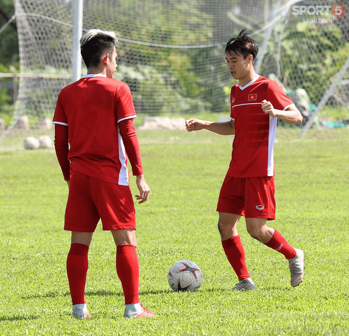 Nhìn thấy nụ cười này của Văn Toàn đủ khiến fan nguôi giận vụ trọng tài cướp bàn thắng của Việt Nam - Ảnh 5.